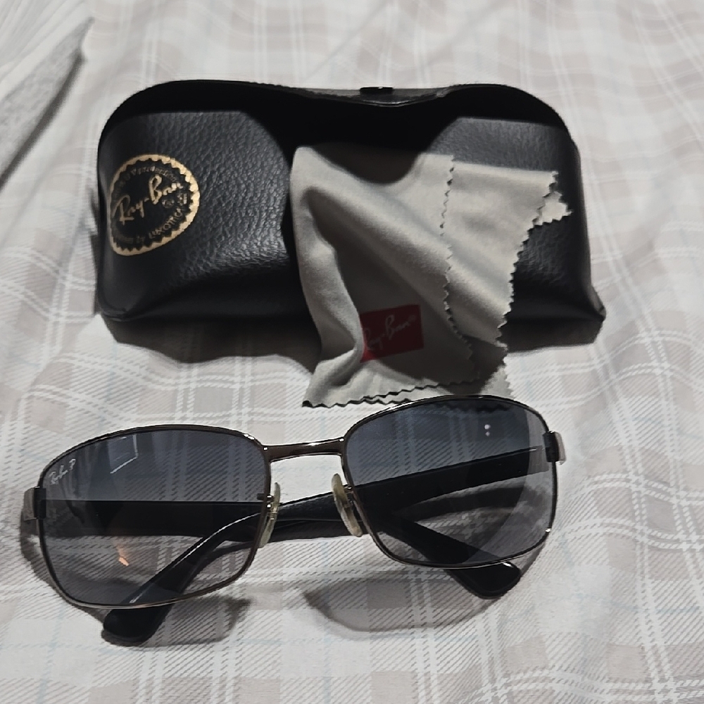 Ray-Ban Black Sunglasses Sleek Design Gradient Lenses